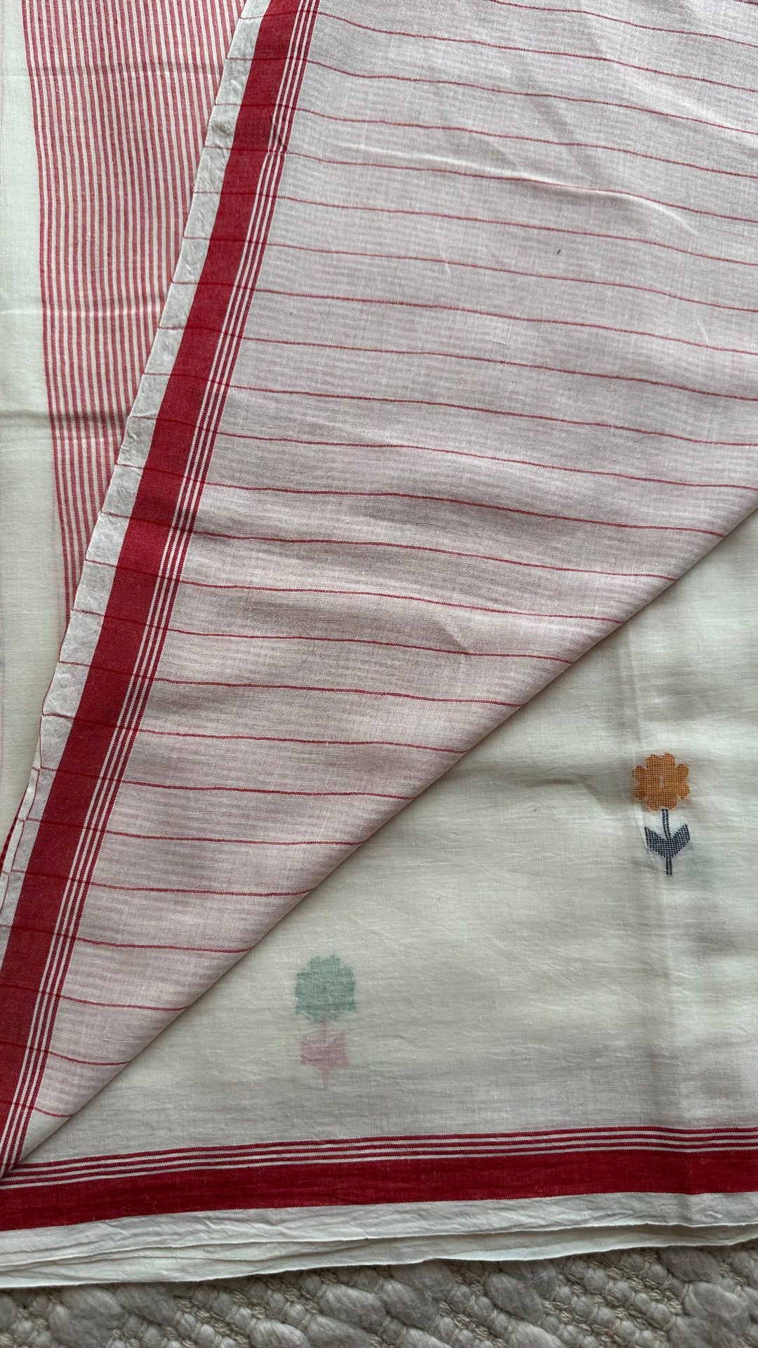 PREMIUM JAMDANI WEAVE HANDWOVEN AND HANDSPUN COTTON SAREE - WHITE & RED BLOSSOMS
