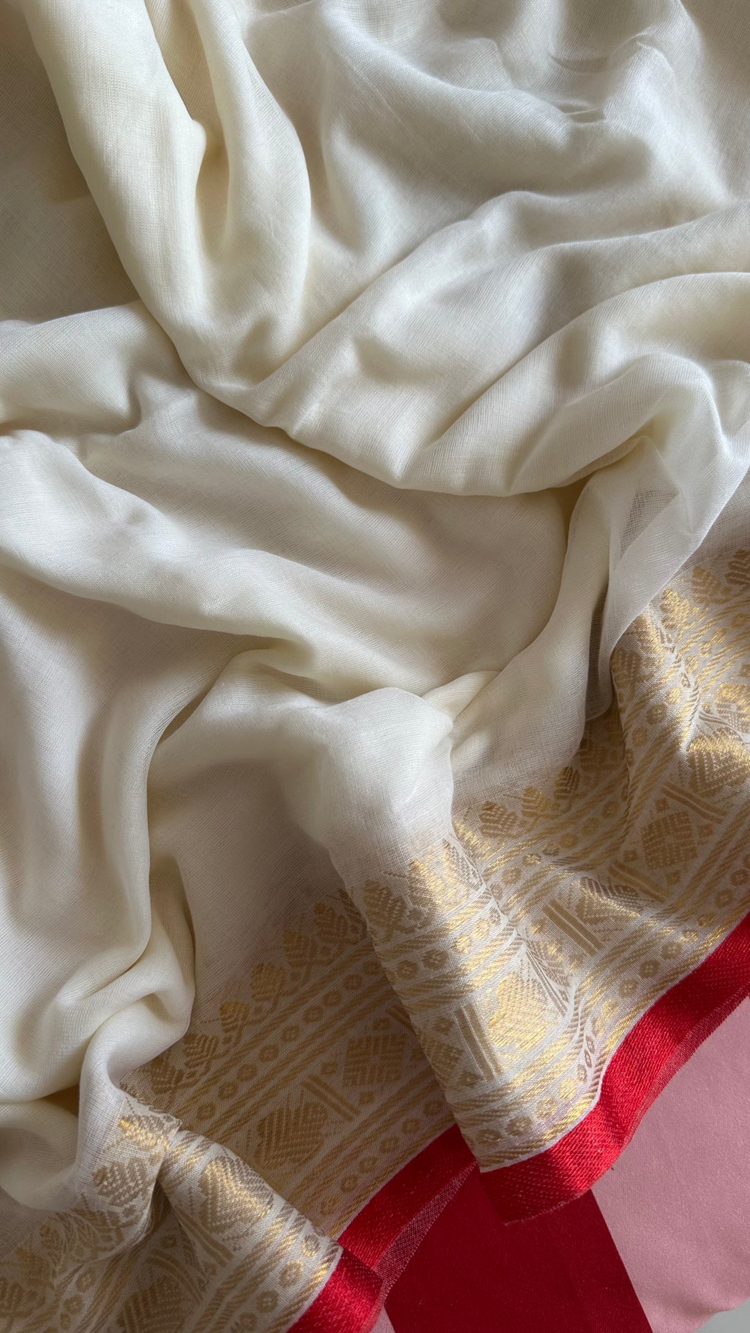 WHITE & RED SUPER SOFT MUL COTTON SAREE WITH WOVEN ZARI BORDER