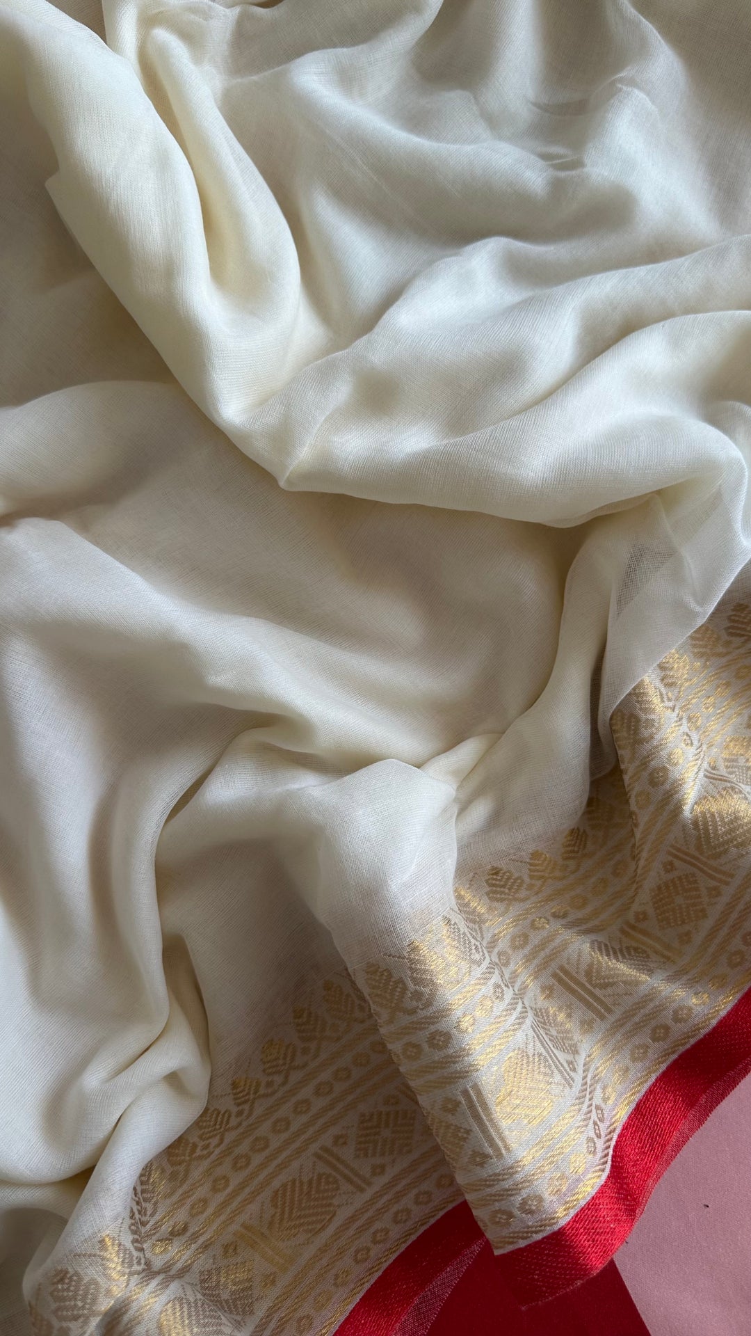 WHITE & RED SUPER SOFT MUL COTTON SAREE WITH WOVEN ZARI BORDER