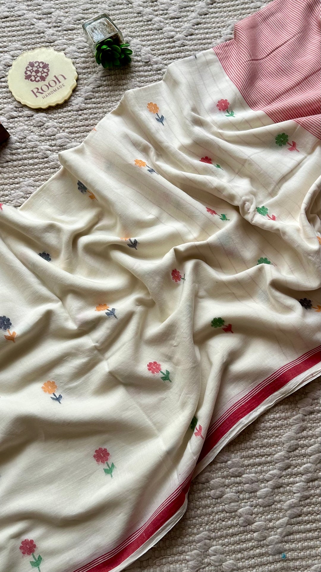 PREMIUM JAMDANI WEAVE HANDWOVEN AND HANDSPUN COTTON SAREE - WHITE & RED BLOSSOMS