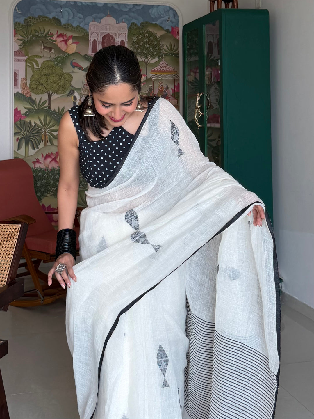 SUPER PREMIUM HANDWOVEN NEEDLE-WORK JAMDANI JAYASHREE LINEN SAREE - KITES ON IVORY