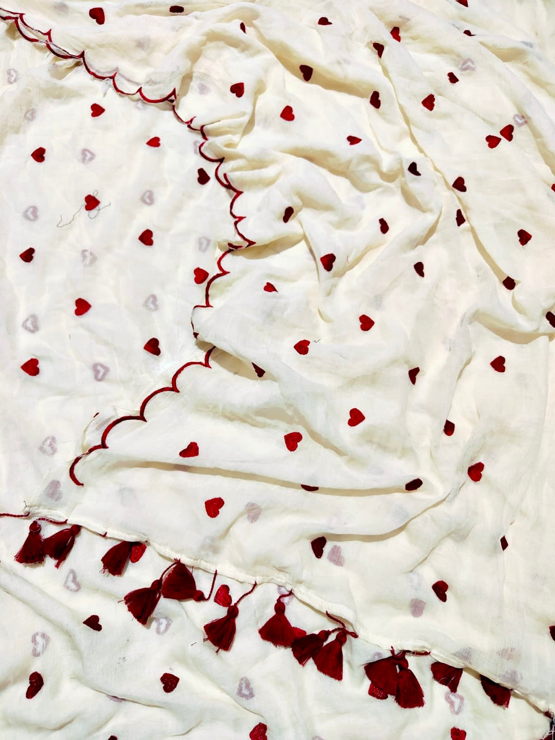 DIL - WHITE & RED SUPER SOFT MUL COTTON SAREE WITH SCALLOPED BORDER (DISPATCH TIME IS 7-10 DAYS)